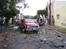 Además de viviendas inundadas, vehículos son arrastrados por la corriente y las vialidades afectadas en su pavimento. EL INFORMADOR /