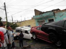 En algunas zonas, hasta 30 vehículos se encimaron tras ser arrastrados por la fuerte corriente de agua. EL INFORMADOR /