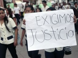 Estudiantes protestan en demanda de justicia por la muerte de sus compañeros en Iguala. AFP / P. Pardo