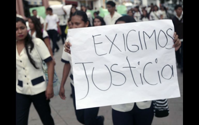 Estudiantes protestan en demanda de justicia por la muerte de sus compañeros en Iguala. AFP / P. Pardo