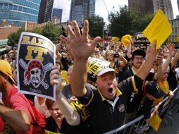 Los fanáticos de Pittsburgh están emocionados por el pase. AP / G. Puskar