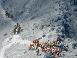 Las operaciones de rescate habían sido canceladas el día anterior por temor a una nueva erupción. AP / Kyodo News