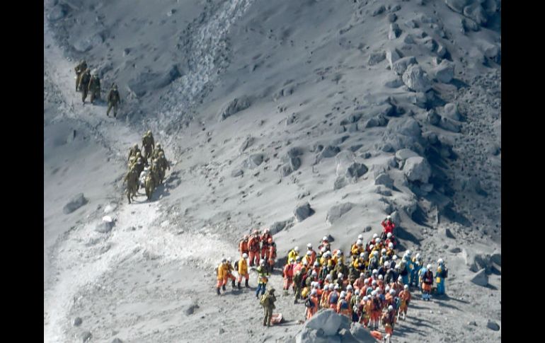 Las operaciones de rescate habían sido canceladas el día anterior por temor a una nueva erupción. AP / Kyodo News