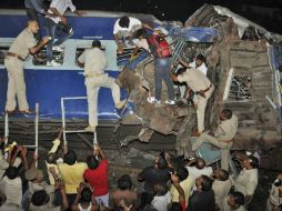 Personal de rescate trabaja para sacar a las personas del tren. AP /