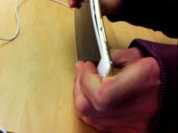 Los chicos le preguntan a uno de los trabajadores las diferencias entre el iPhone 6 y el iPhone 6 Plus. YOUTUBE / ESPECIAL