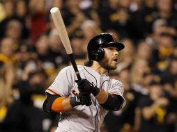 Brandon Crawford observa la bola que bateó en el cuarto rollo, que se convirtió en un cuadrangular con la casa llena. AFP / J. Aller