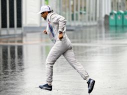 El piloto de Williams, Felipe Massa corre para escapar de la lluvia. EFE / S. Suki