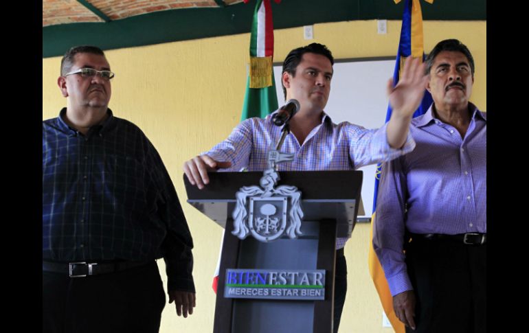 Francisco Ayón (i), Aristóteles Sandoval (c) y Ramiro Hernández (d) ofrecieron una rueda de prensa al final del recorrido. EL INFORMADOR / M. Vargas