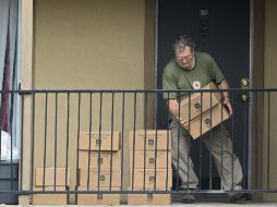 Un integrante de la Cruz Roja entrega comida en la puerta del apartamento del paciente de ébola Thomas Eric Duncan. EFE / L. Smith