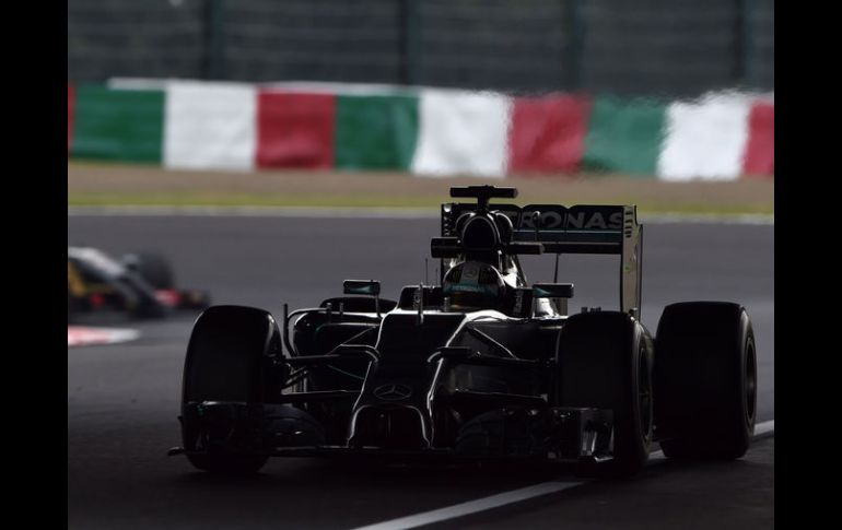 Lewis Hamilton estuvo en pista durante 28 vueltas y superó a su compañero de equipo, el alemán Nico Rosberg. AFP /  T. Kitamura