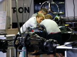 Nico Rosberg platica con uno de sus mecánicos en la puesta a punto del vehículo ubicado en el garage de Mercedes del circuito de Suzuka AP / S. Kambayashi