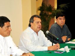 Ángel Aguirre Rivero (c) anuncia la orden de aprehensión de Felipe Flores, secretario de Seguridad de Iguala. NTX / ARCHIVO