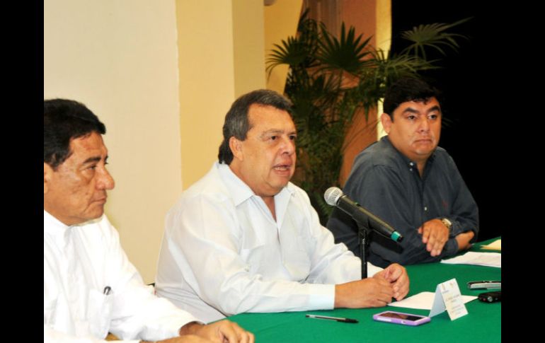 Ángel Aguirre Rivero (c) anuncia la orden de aprehensión de Felipe Flores, secretario de Seguridad de Iguala. NTX / ARCHIVO