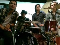 La agrupación rockera integrada por los hermanos Víctor y Luis Piñón, Iván Montes y Héctor Parada. FACEBOOK / Un día de octubre