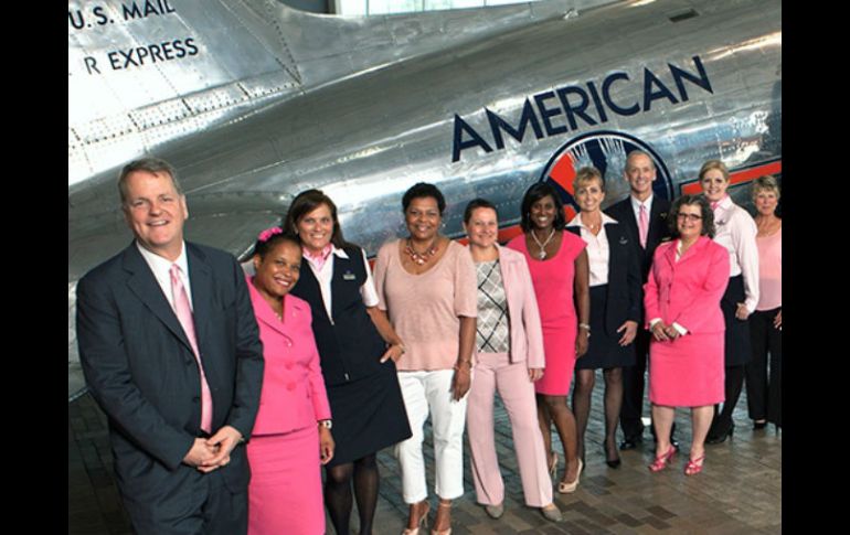 Más de 100 mil empleados de la aerolínea y US Airways usarán prendas de color rosa ESPECIAL / http://hub.aa.com/