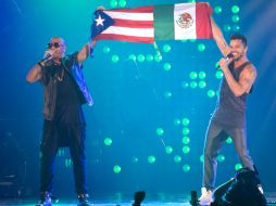 En un gesto de hermandad, Wisin une una bandera mexicana y una puertorriqueña para lucirlas durante la interpretación de una canción. NTX / A. Pérez