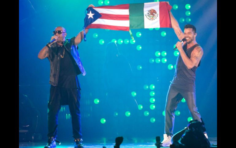 En un gesto de hermandad, Wisin une una bandera mexicana y una puertorriqueña para lucirlas durante la interpretación de una canción. NTX / A. Pérez