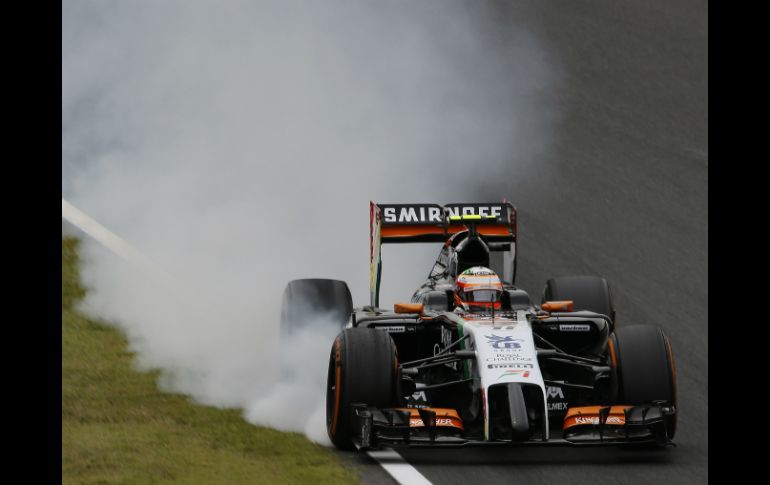 Sergio Pérez encuentra una gran cantidad de tráfico en la última chicane, por lo que frena y pierde temperatura en neumáticos y frenos. AP / S. Kajiyama