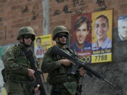 Soldados brasileños recorren una calle antes de la jornada electoral. EFE / S. Izquierdo