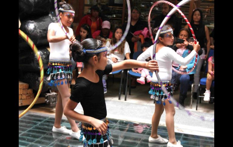 Las presentaciones de baile con Hula Hula a cargo del grupo de niñas 'Izpapalotl' de la escuela primaria 'José Vasconcelos'. NTX / F. García