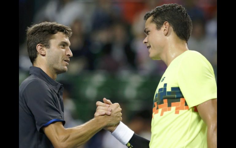 Gilles Simon (i) y el ganador Milos Raonic se saludan después del partido para pasar a las semifinales del Abierto de Tenis de Japón. EFE / K. Ota