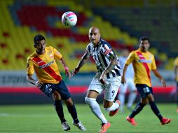 Luis Cardozo de Morelia y Ariel Nahuelpan de Pachuca disputan el balón. MEXSPORT / I. Ortiz