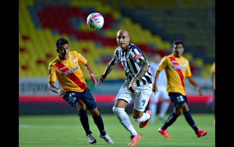 Luis Cardozo de Morelia y Ariel Nahuelpan de Pachuca disputan el balón. MEXSPORT / I. Ortiz