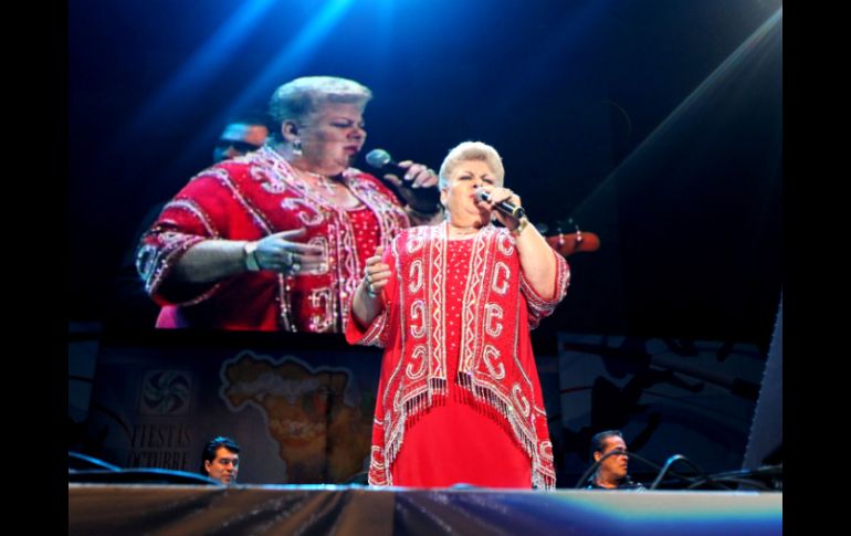 En punto de las 20:15, Paquita salió al escenario para saludar a los presentes. NTX / ARCHIVO