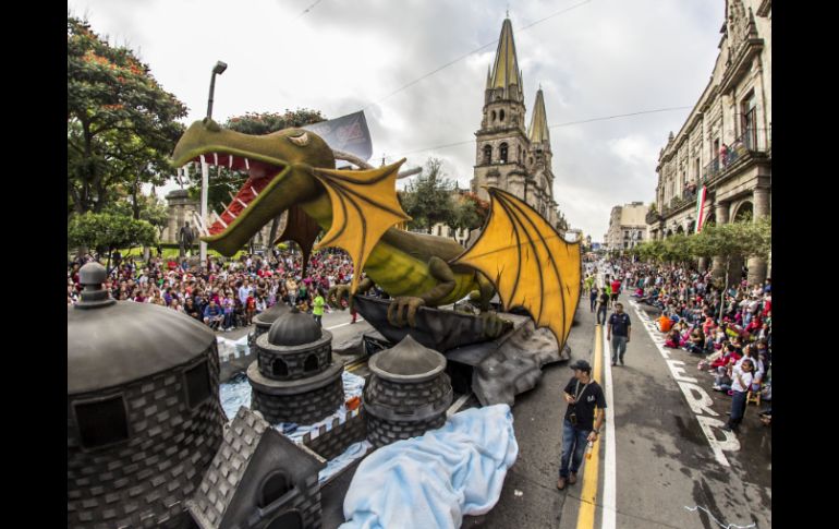 Pueden contarse por miles los asistentes de este año al traicional desfile. EL INFORMADOR / A. Hernández