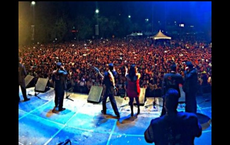 La agrupación se presentó ante más de 50 mil personas en la explanada del Centro Cultural Tijuana. TWITTER / @angelesazulesmx