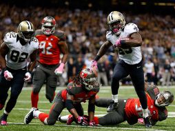 Khiry Robinson rompe tacleadas en un acarreo de 18 yardas que termina en el touchdown que define el partido. AFP / W. Hitt