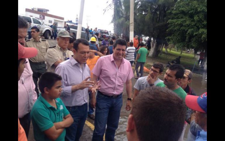 El secretario general de Gobierno, Roberto López Lara realizó un recorrido en colonias afectadas de Ocotlán. TWITTER / @RobertoLopezJal