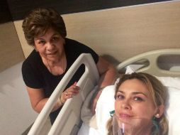 La artista escribe desde redes sociales que su mamá es la 'mejor enfermera de cabecera'. TWITTER /  @aracelyarambula