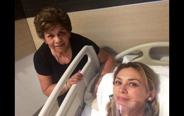 La artista escribe desde redes sociales que su mamá es la 'mejor enfermera de cabecera'. TWITTER /  @aracelyarambula