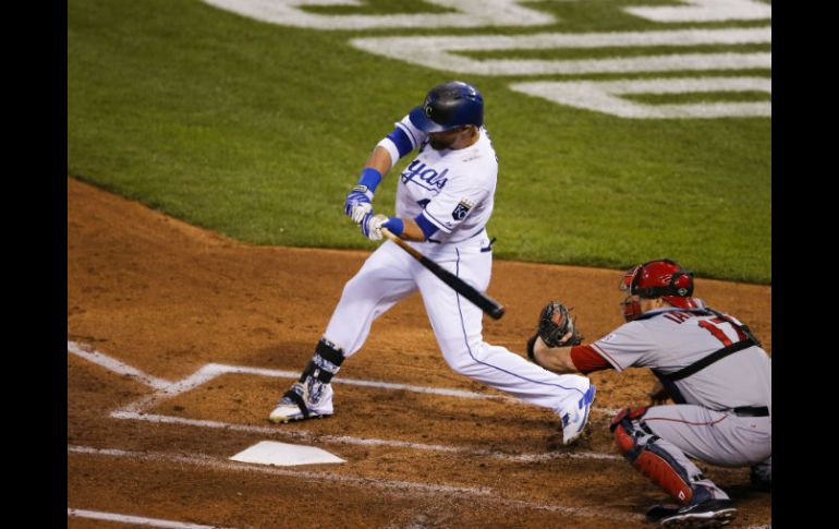 Alex Gordon limpió las bases con un doblete en el primer inning. AP / O. Wagner