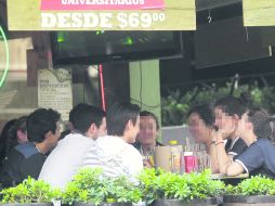 Fiesta. Jóvenes disfrutan de una tarde de bebidas en un bar contiguo a una universidad. EL INFORMADOR / E. Barrera