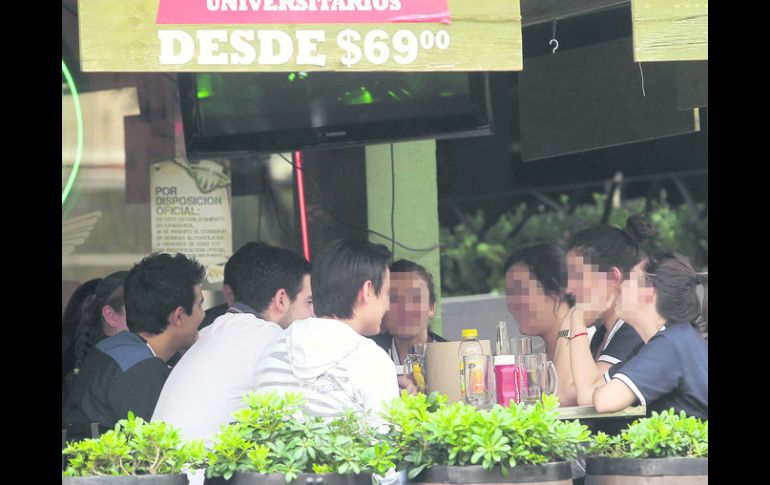 Fiesta. Jóvenes disfrutan de una tarde de bebidas en un bar contiguo a una universidad. EL INFORMADOR / E. Barrera