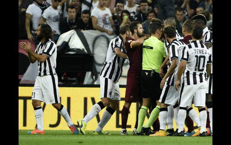 El duelo que ganó la Juve 3-2 fue polémico, hubo tres penales y tres expulsados. AFP / O. Morin