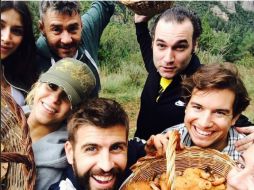 En la imagen se ve a su esposo Gerard Piqué, a Jaume de Laiguna, amigo de la colombiana, entre otros. INSTAGRAM / @Shakira.