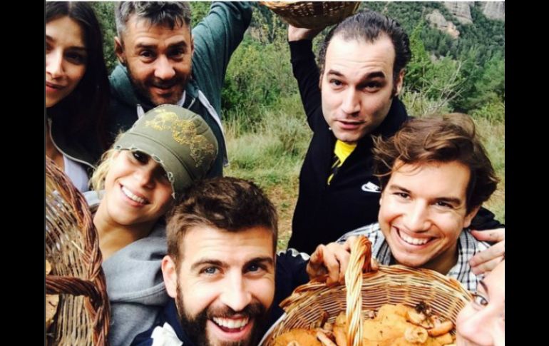 En la imagen se ve a su esposo Gerard Piqué, a Jaume de Laiguna, amigo de la colombiana, entre otros. INSTAGRAM / @Shakira.