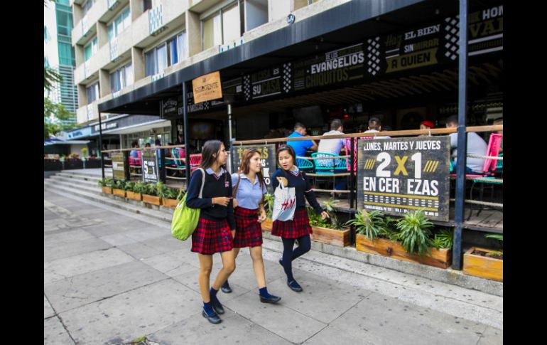 La venta de alcohol cerca de escuelas puede ser un motivo para que los menores lo consuman. EL INFORMADOR / ARCHIVO