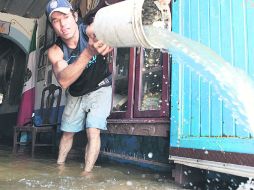 A dos días de la lluvia que azotó Ocotlán, Ramón Lozano, de la colonia El Hoyo, todavía está sacando agua de su hogar. EL INFORMADOR /  M. Vargas