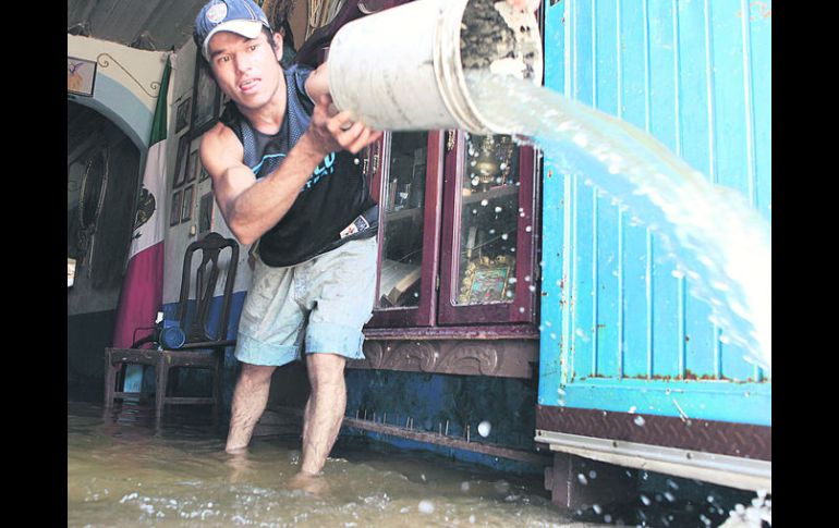 A dos días de la lluvia que azotó Ocotlán, Ramón Lozano, de la colonia El Hoyo, todavía está sacando agua de su hogar. EL INFORMADOR /  M. Vargas