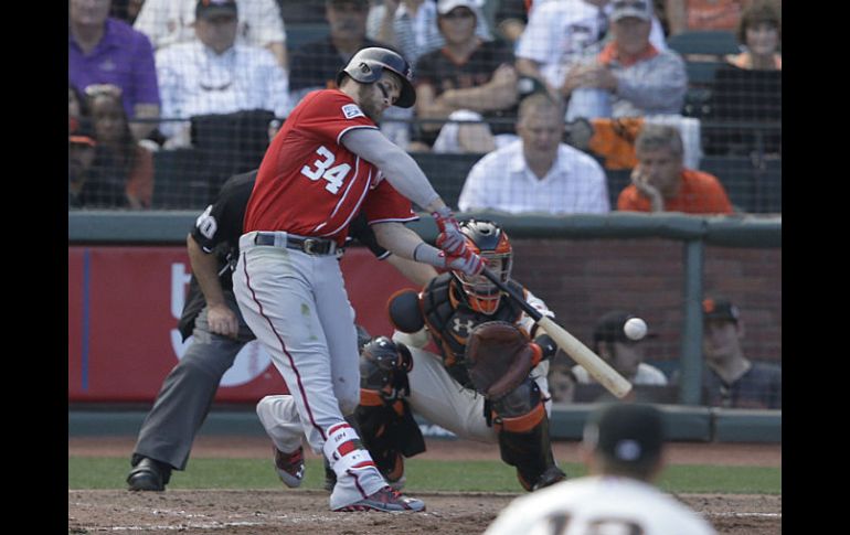 El jardinero de los Nacionales, Bryce Harper, dispara un jonrón solitario en la novena entrada. AP / J.Chiu