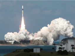 El satélite Hamawari-8 está en el cohete H-24 despega del Centro Espacial de Tanegashima. AFP / J. Press