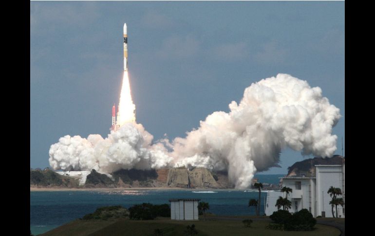 El satélite Hamawari-8 está en el cohete H-24 despega del Centro Espacial de Tanegashima. AFP / J. Press