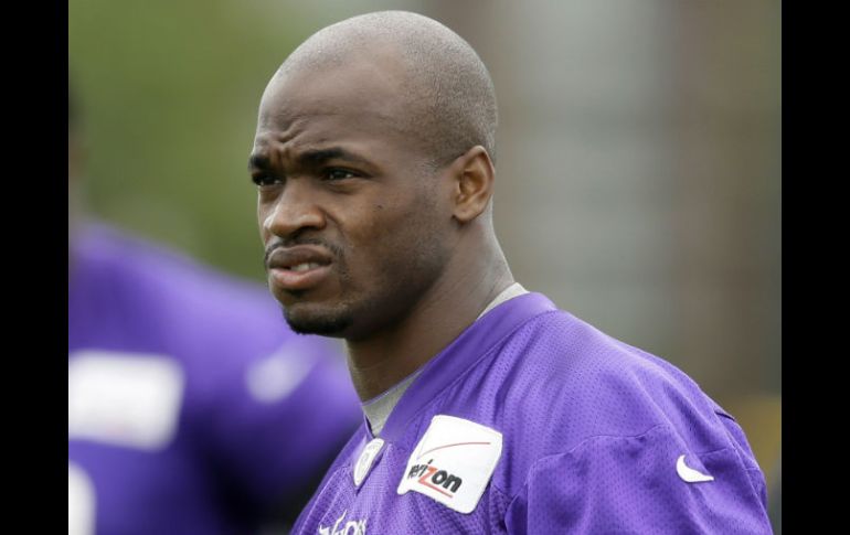 Adrian Peterson es acusado de causarle lesiones a su hijo. AP / C. Neibergall