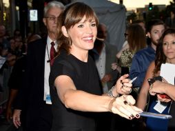 La artista usa un vestido abierto al frente durante la premier de ' Alexander and The Terrible, Horrible, No Good, Very Bad Day'. AFP / K. Winter