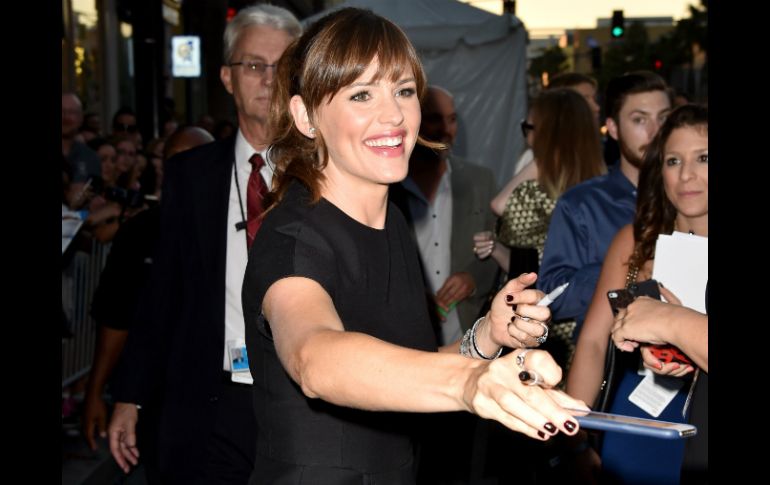 La artista usa un vestido abierto al frente durante la premier de ' Alexander and The Terrible, Horrible, No Good, Very Bad Day'. AFP / K. Winter