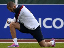 Benzema sólo se ejercitó 20 minutos, para después dirigirse con el médico de Les Bleus. AFP / F. Fife